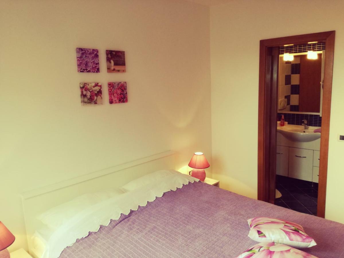 Room Kris With Private Entrance & Private Bathroom Vilanija Exterior foto